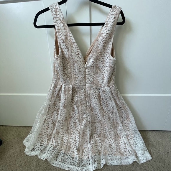 White lace dress - Picture 2 of 2